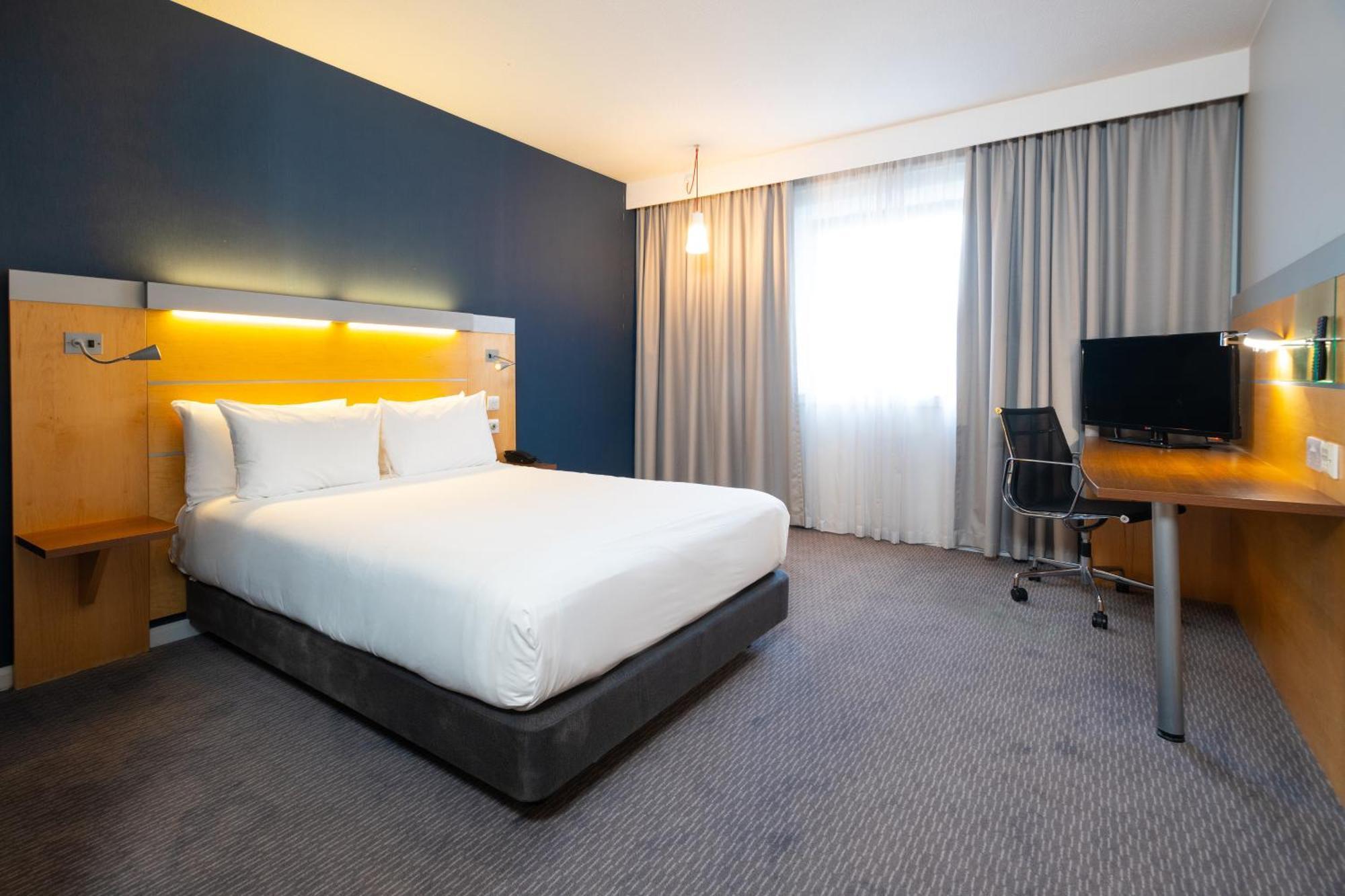 Holiday Inn Express Bedford By Ihg Exterior foto