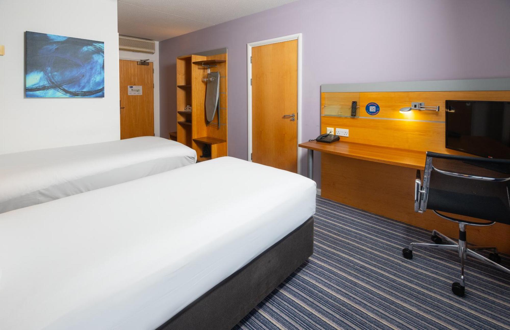 Holiday Inn Express Bedford By Ihg Exterior foto