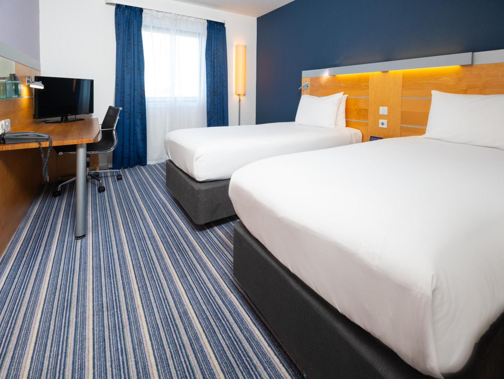 Holiday Inn Express Bedford By Ihg Exterior foto