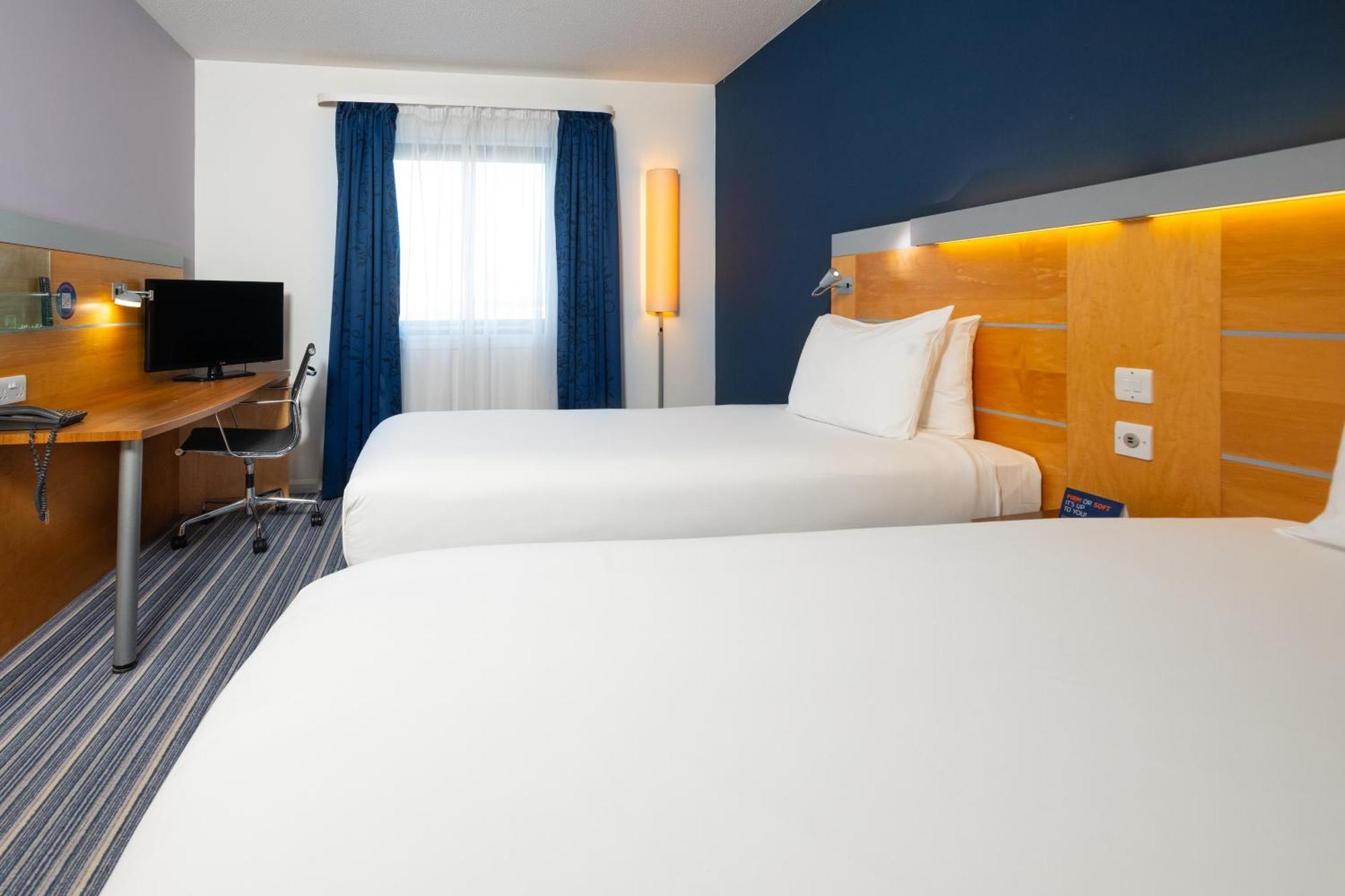 Holiday Inn Express Bedford By Ihg Exterior foto