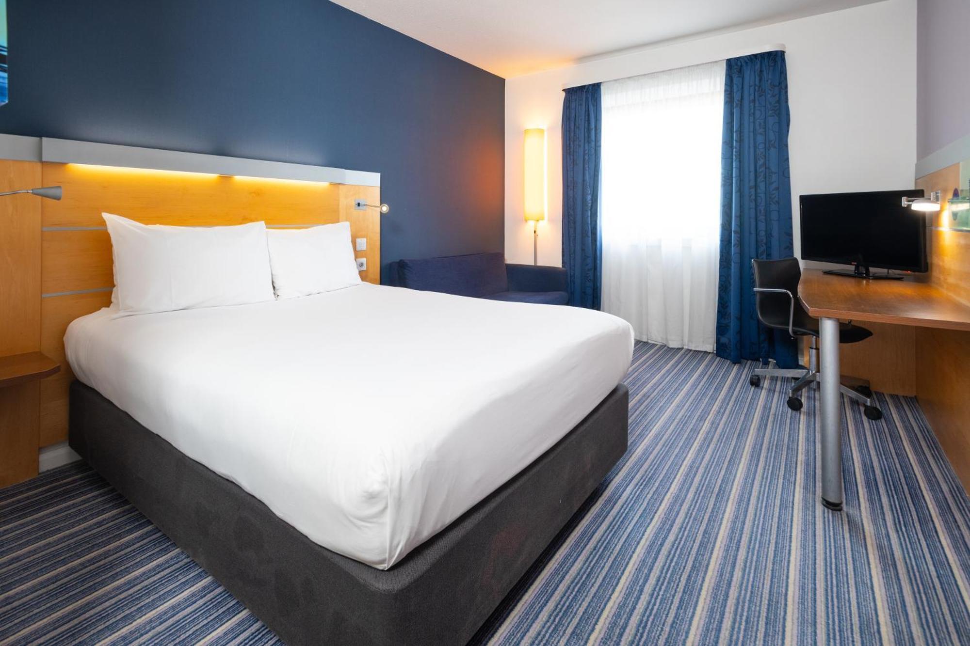 Holiday Inn Express Bedford By Ihg Exterior foto