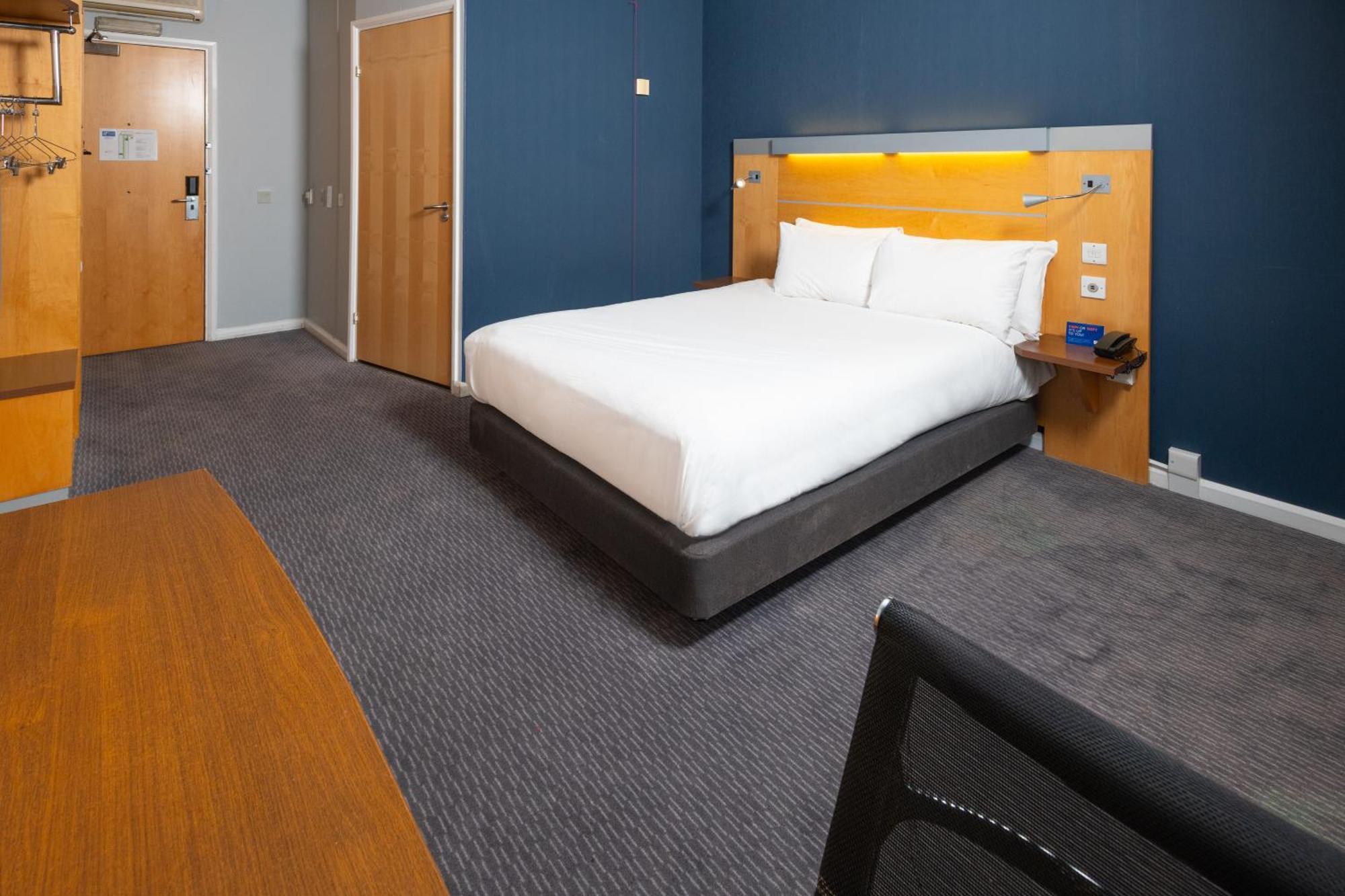 Holiday Inn Express Bedford By Ihg Exterior foto