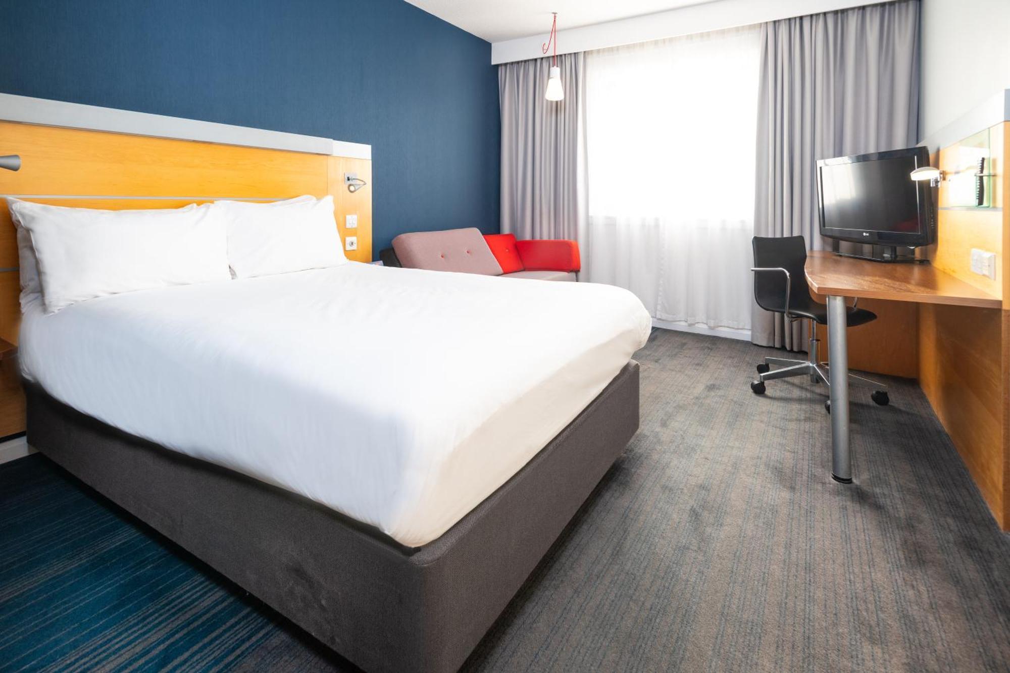 Holiday Inn Express Bedford By Ihg Exterior foto