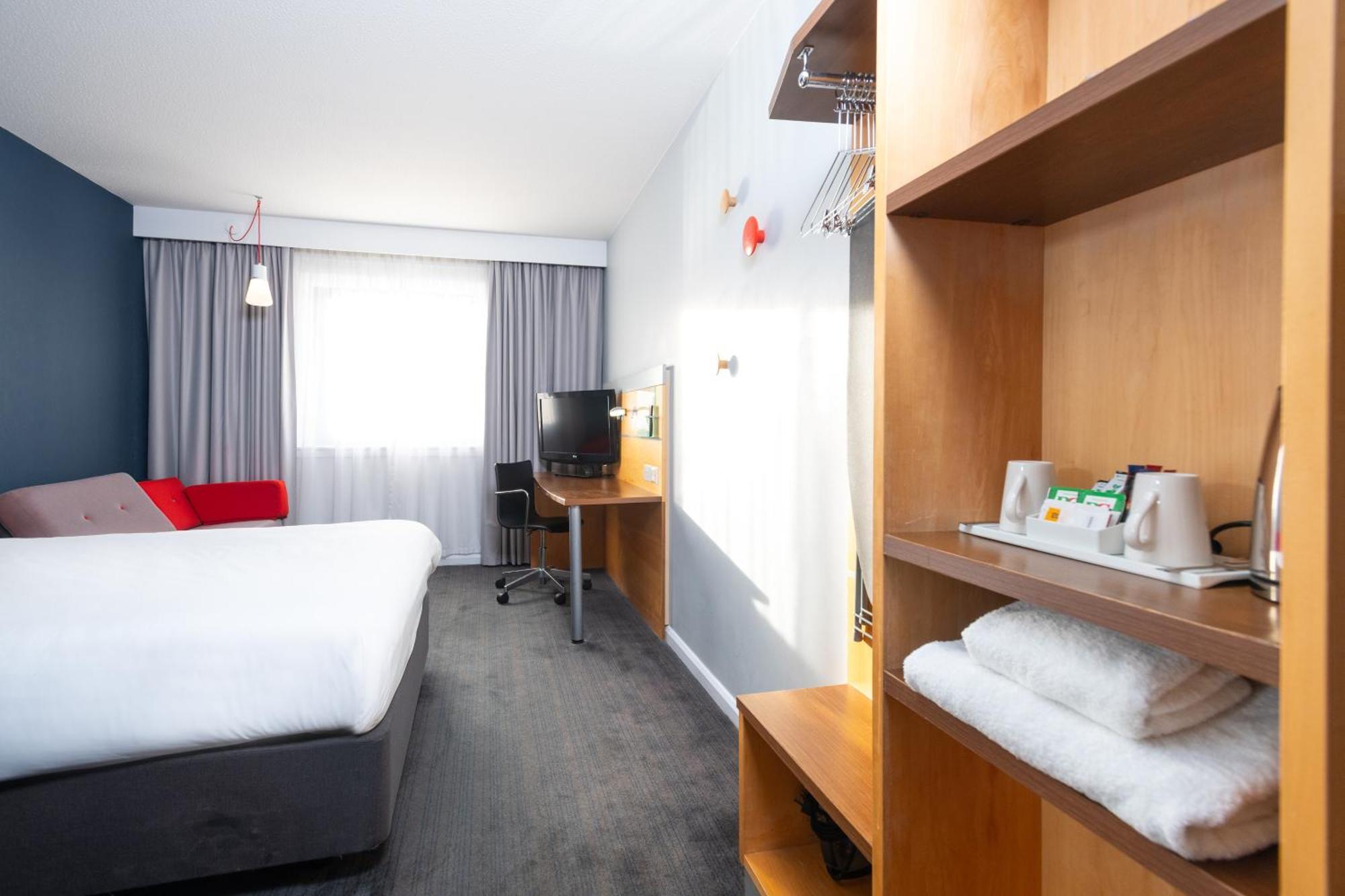 Holiday Inn Express Bedford By Ihg Exterior foto