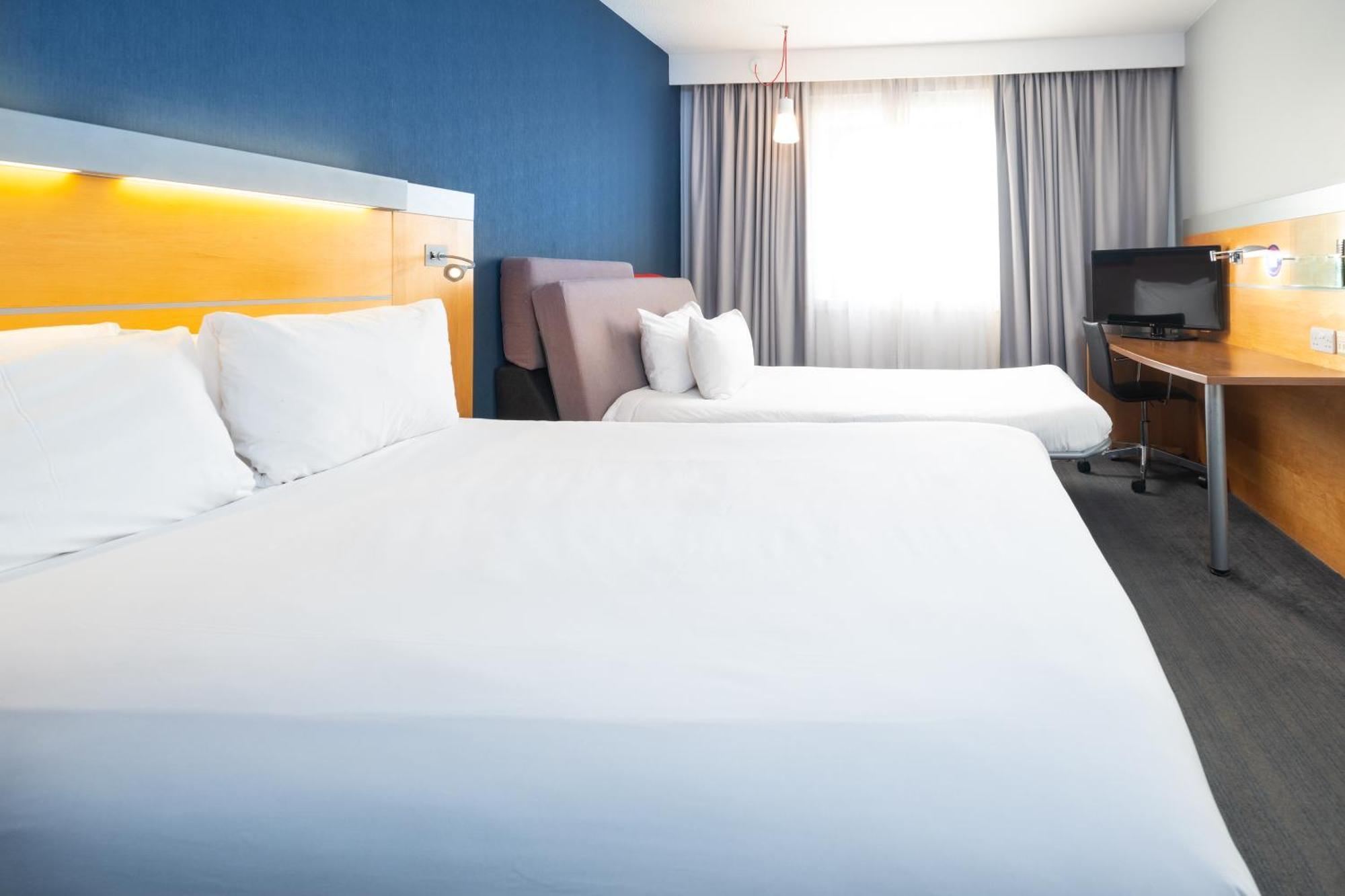 Holiday Inn Express Bedford By Ihg Exterior foto