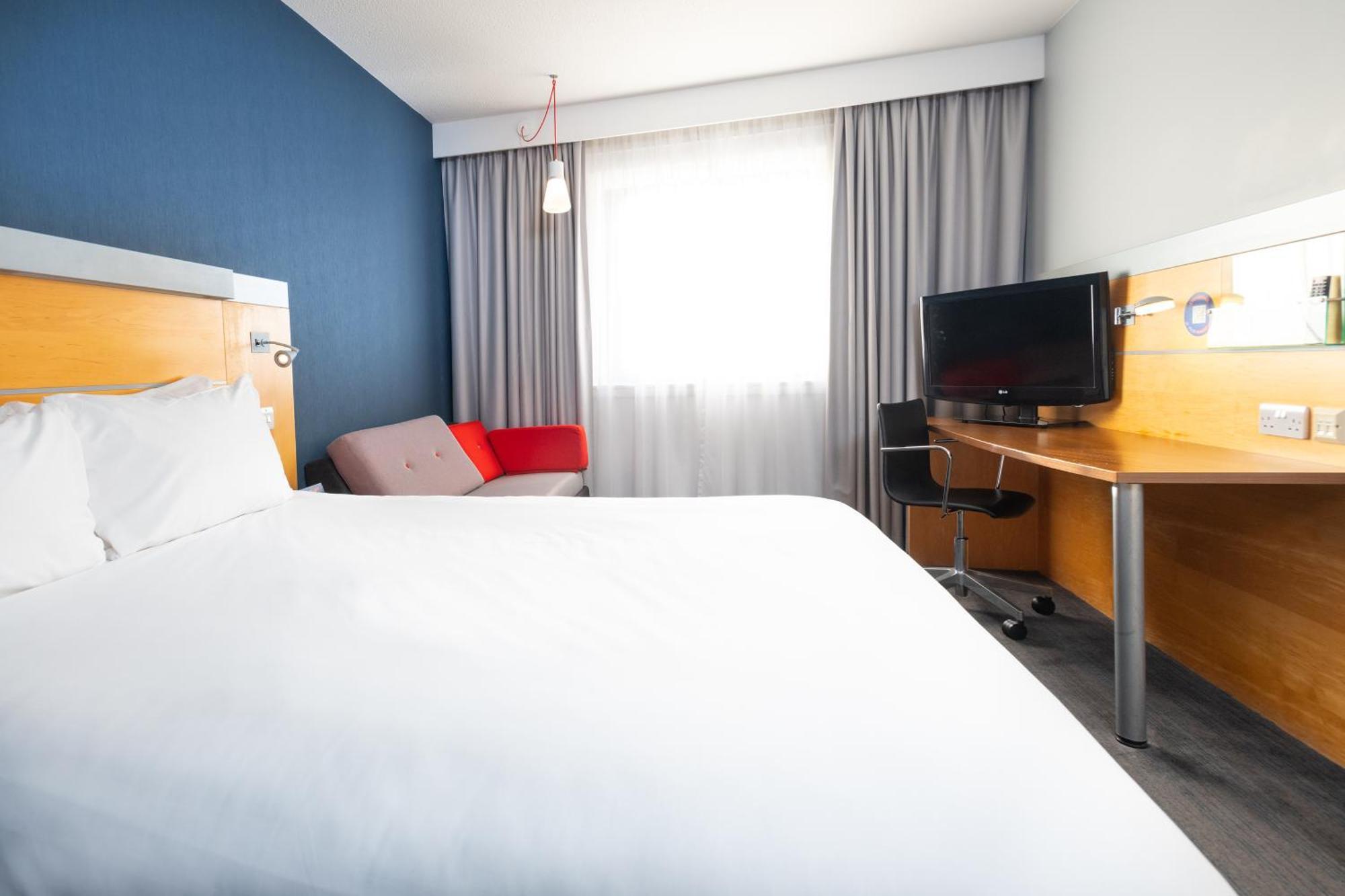 Holiday Inn Express Bedford By Ihg Exterior foto
