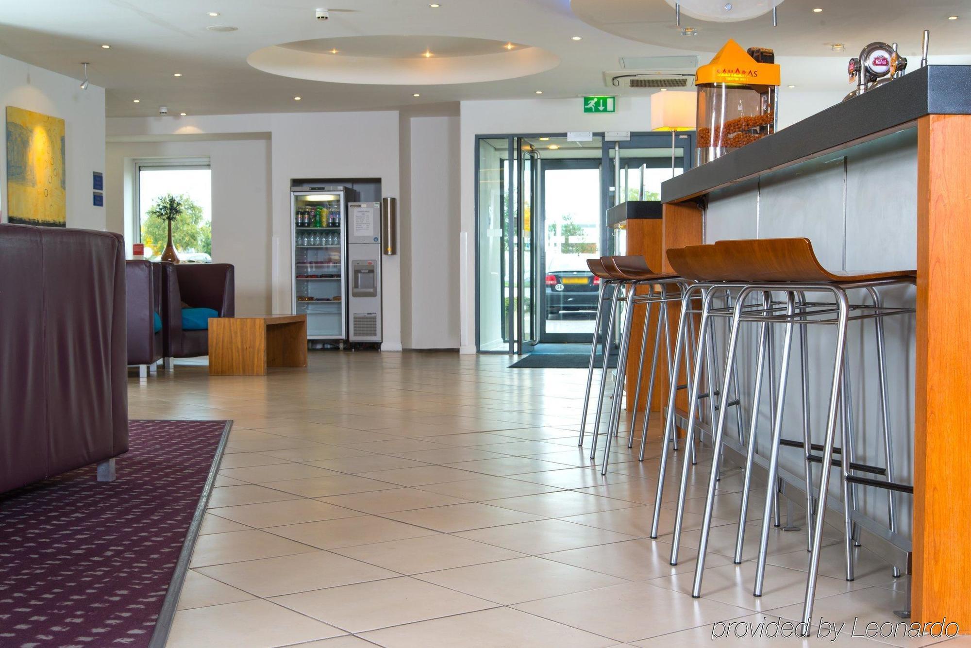 Holiday Inn Express Bedford By Ihg Exterior foto