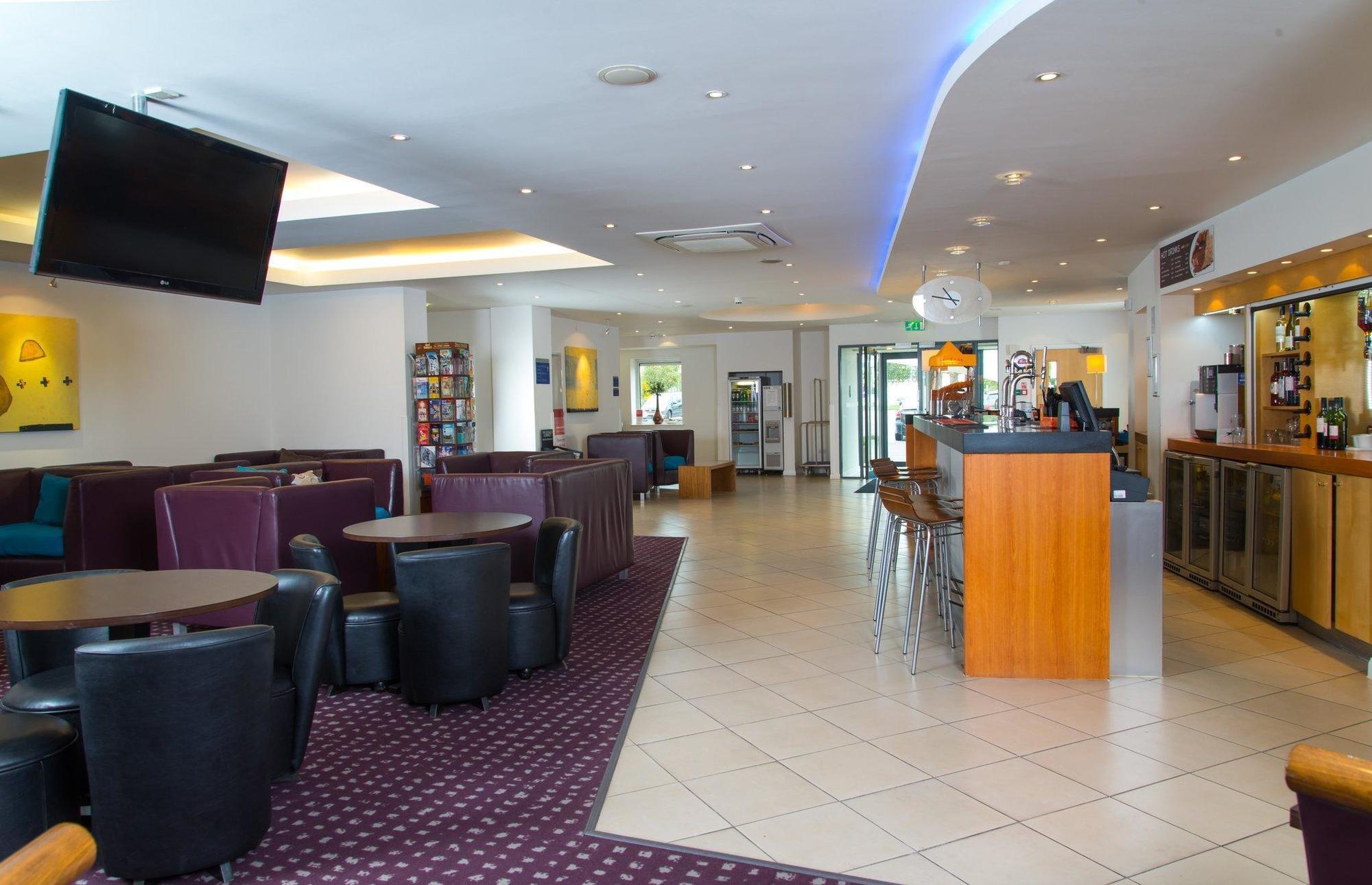 Holiday Inn Express Bedford By Ihg Exterior foto