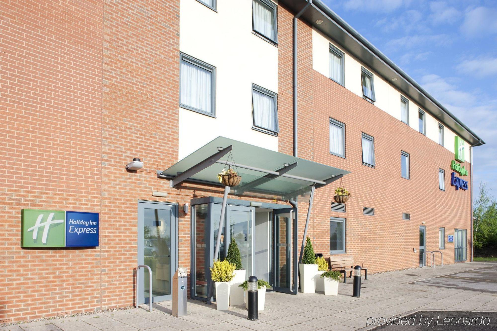 Holiday Inn Express Bedford By Ihg Exterior foto