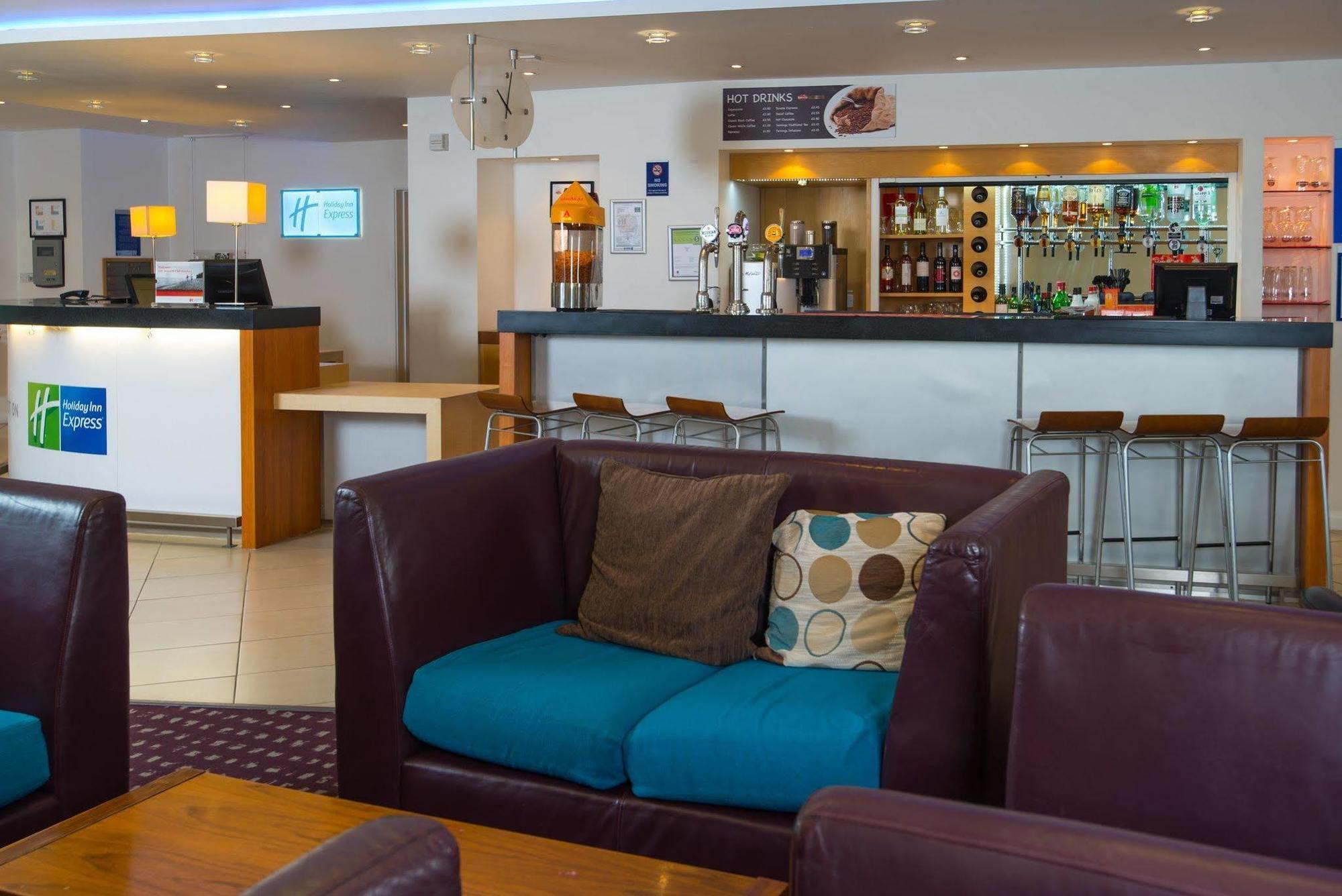 Holiday Inn Express Bedford By Ihg Exterior foto
