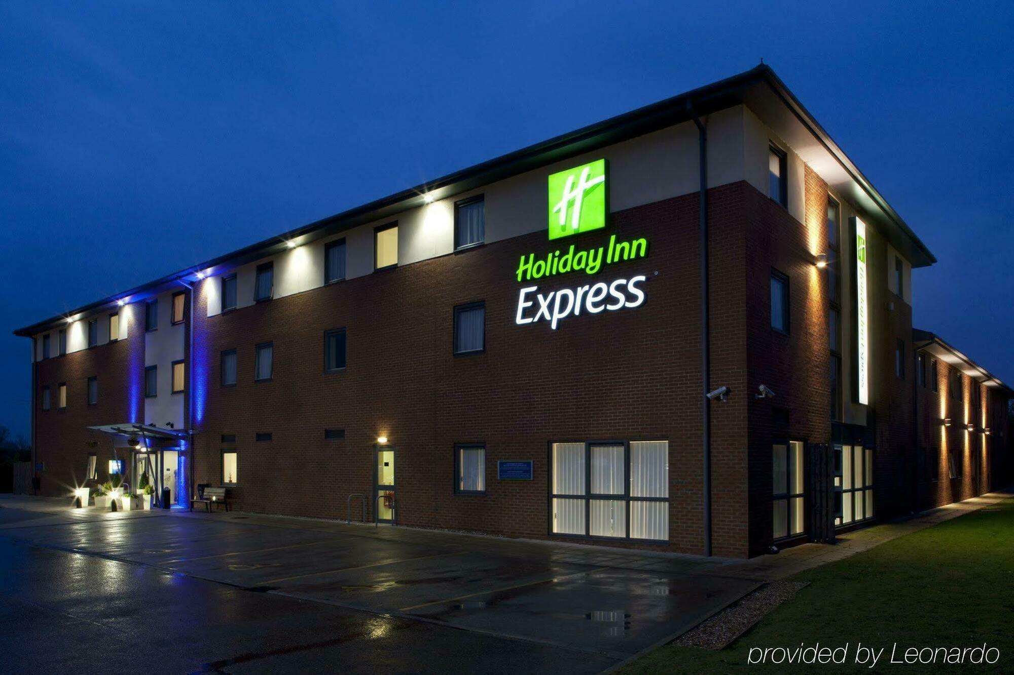 Holiday Inn Express Bedford By Ihg Exterior foto